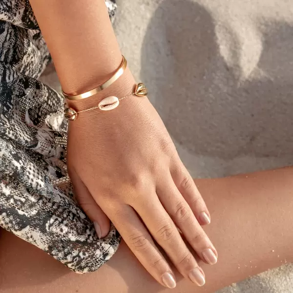Leaf Jewelry Armkette 5 Cowrie Shells, 18 K Rosegold vergoldet Verkauf