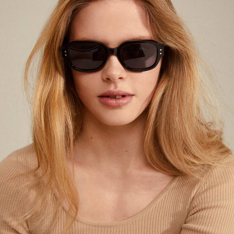 Pilgrim NELLA Recycelte Sonnenbrille Schwarz/Gold VIP-Rabatte