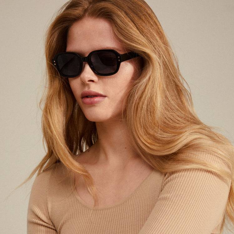 Pilgrim NELLA Recycelte Sonnenbrille Schwarz/Gold VIP-Rabatte
