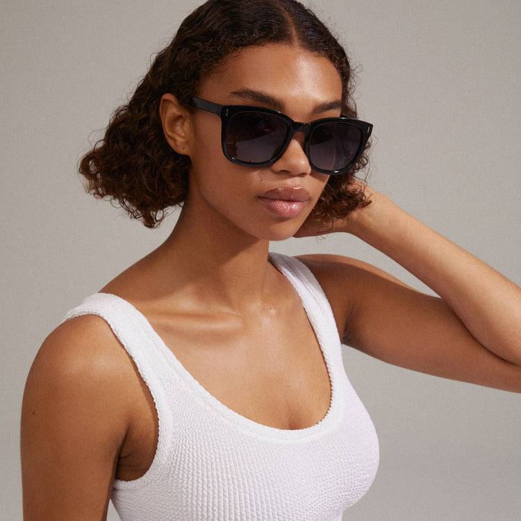 Pilgrim KATYA recycelte ikonische Retro-Sonnenbrille schwarz Fabrik Onlineshop