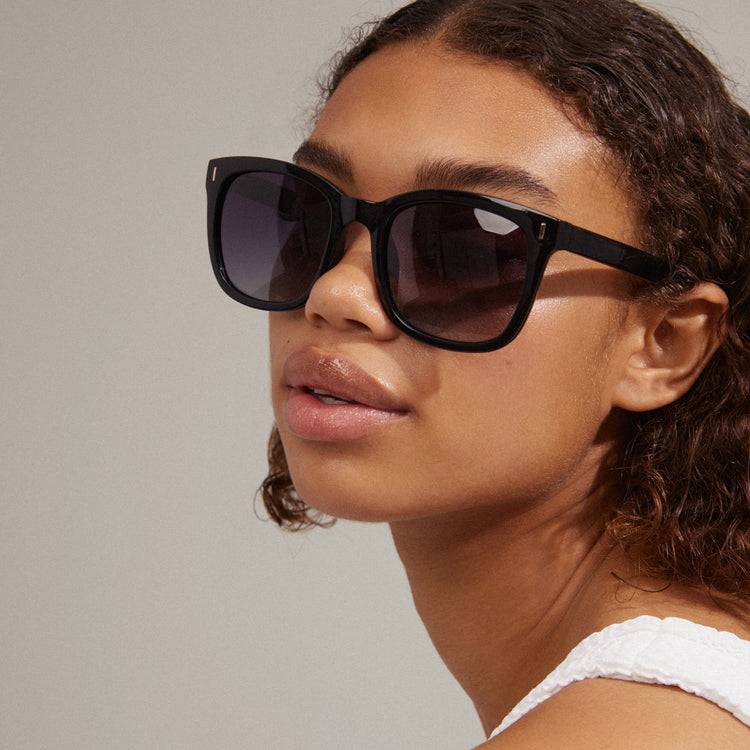 Pilgrim KATYA recycelte ikonische Retro-Sonnenbrille schwarz Fabrik Onlineshop
