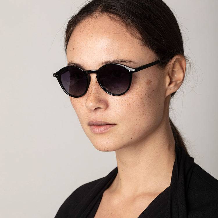 Pilgrim ROXANNE klassische runde Sonnenbrille, schwarz Nur für heute