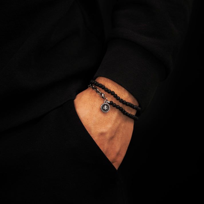 Save Brave Doppeltes Armband aus dunkelgrauen Jasperperlen & Fleur de Lys Anhänger Weihnachtsangebot