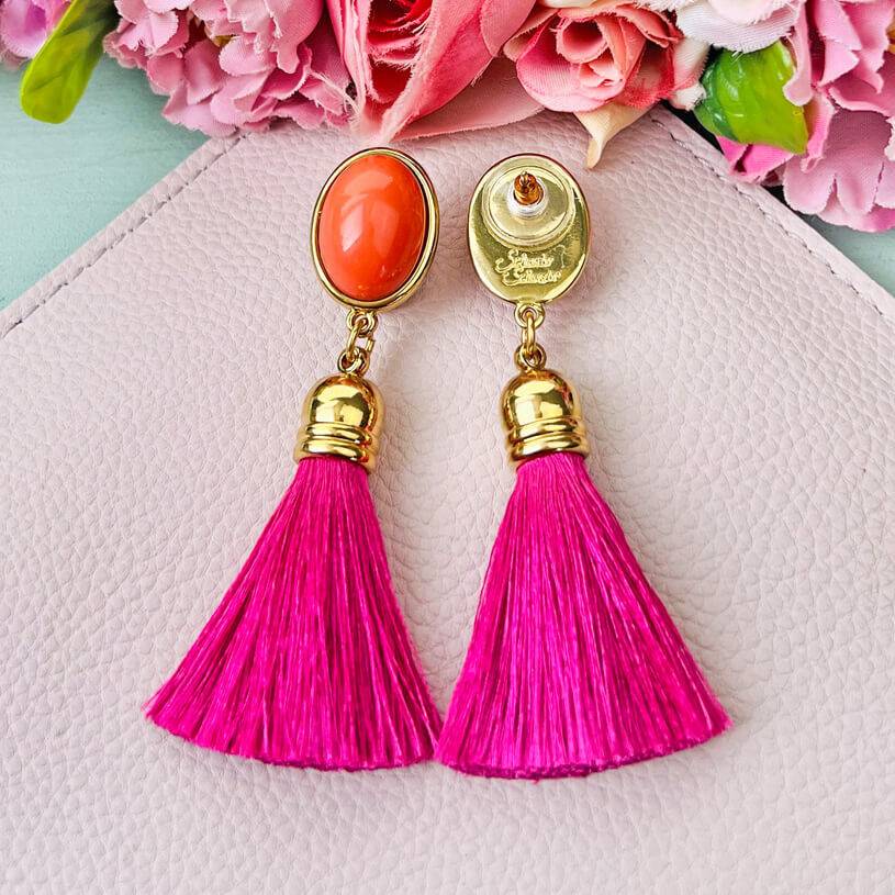 SchwesterSchwester Quasten Ohrringe als Ohrstecker in Korallenrot mit pinkfarbener Quaste von AmuseToi Zeitbegrenzte Promotion