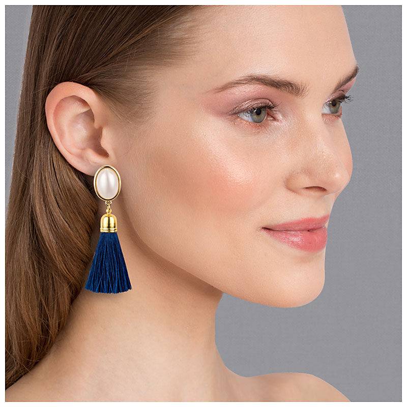 SchwesterSchwester Quasten Ohrringe als Ohrstecker in Perlmuttoptik mit marineblauer Quaste von AmuseToi Discount Store für neue Produkte