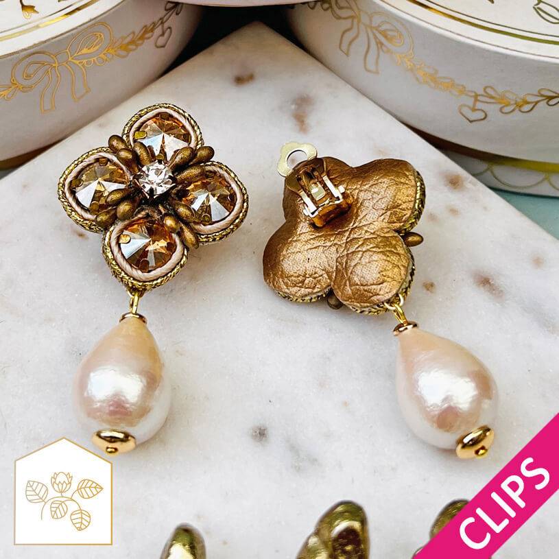 SchwesterSchwester Blüten-Soutache-Ohrclips in Gold und Champagner mit Baumwolltropfen Saisonschlussverkauf