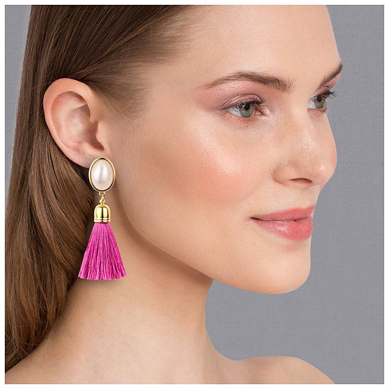 SchwesterSchwester Quasten Ohrringe als Ohrstecker in Perlmuttoptik mit pinkfarbener Quaste von AmuseToi Top Angebot