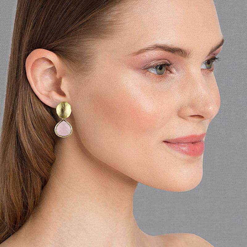 SchwesterSchwester Vergoldetes Lotusblatt als Ohrstecker mit funkelndem Tropfen in Zartrosa Wochenangebot