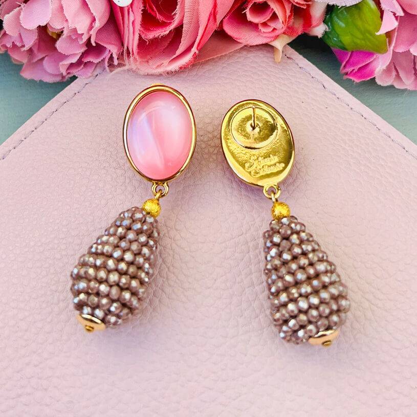 SchwesterSchwester Rosafarbene Ohrstecker mit glitzerndem champagnerfarbenem Tropfen von AmuseToi Neueste Stile