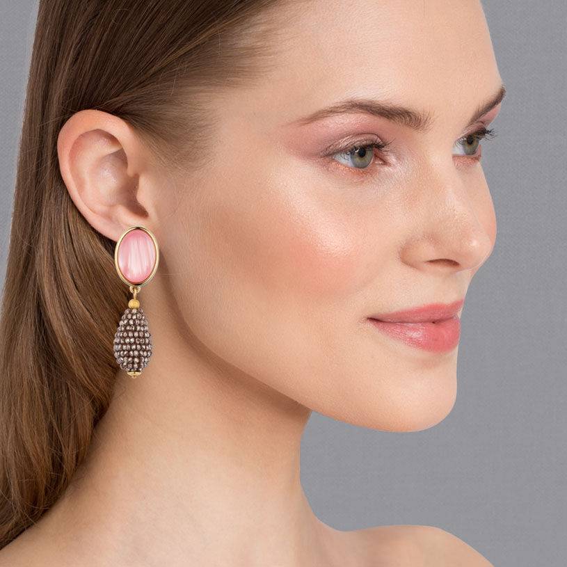 SchwesterSchwester Rosafarbene Ohrstecker mit glitzerndem champagnerfarbenem Tropfen von AmuseToi Neueste Stile