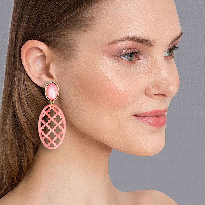 SchwesterSchwester Hellrosa Ohrstecker mit perlmutt schimmerndem Oval im Marrakesch Stil von AmuseToi Riesige Rabatte