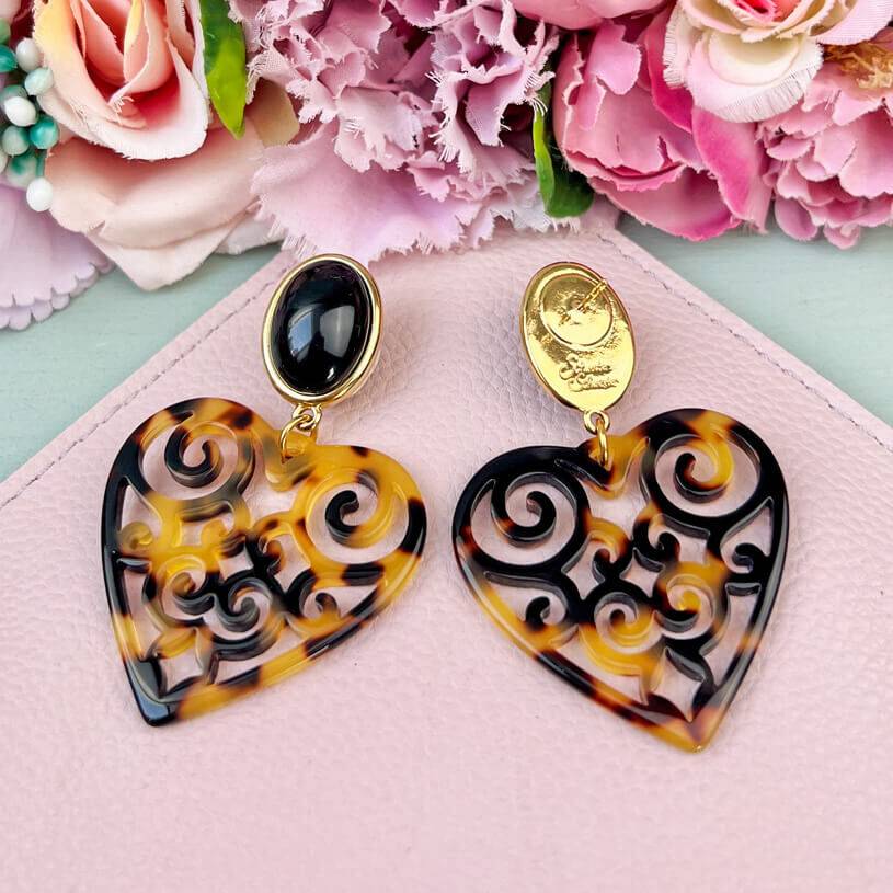 SchwesterSchwester Schöne Herz-Ohrringe mit schwarzen Ohrsteckern und Herz-Ornamenten in Schildpattfarben Black Friday Preise