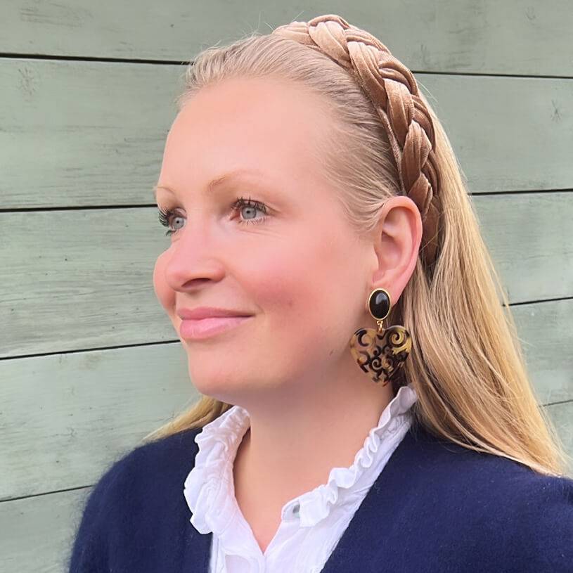 SchwesterSchwester Schöne Herz-Ohrringe mit schwarzen Ohrsteckern und Herz-Ornamenten in Schildpattfarben Black Friday Preise