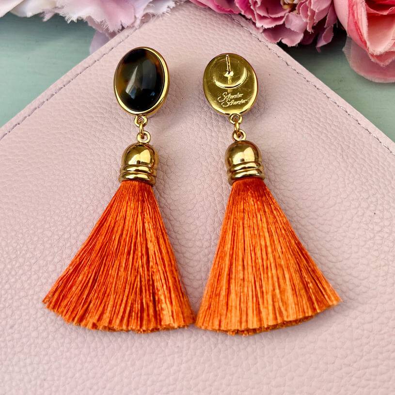 SchwesterSchwester Quasten Ohrringe als Ohrstecker in Schildpatt mit Quaste in Orange von AmuseToi zollfrei