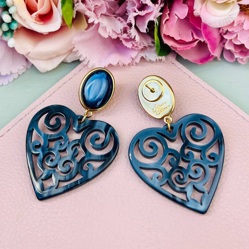 SchwesterSchwester Schöne Herz-Ohrringe mit dunkelblauen Ohrsteckern und schimmernden Herz-Ornamenten von AmuseToi im Angebot