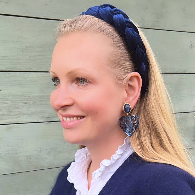 SchwesterSchwester Schöne Herz-Ohrringe mit dunkelblauen Ohrsteckern und schimmernden Herz-Ornamenten von AmuseToi im Angebot