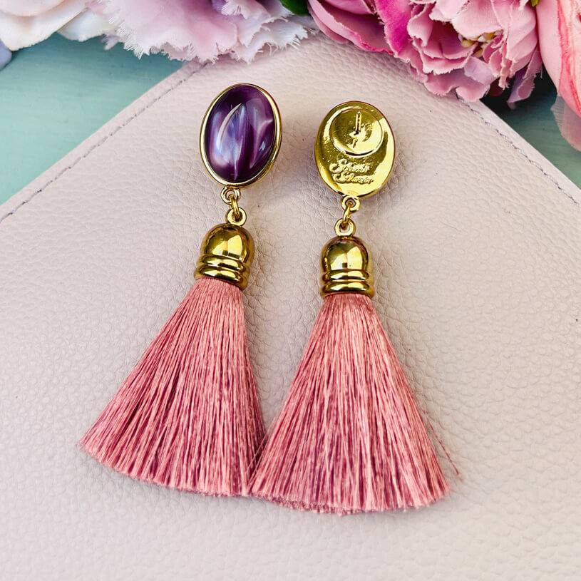 SchwesterSchwester Quasten Ohrringe als Ohrstecker in Amethyst mit Quaste in Puderrosa von AmuseToi Blitzverkäufe