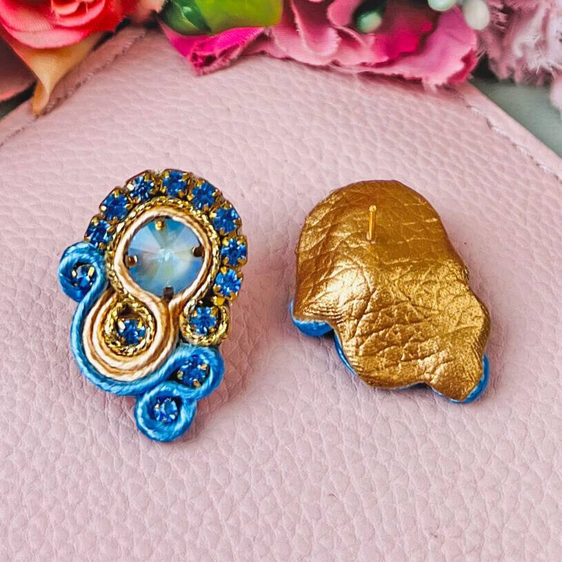 SchwesterSchwester Kleine Soutache-Ohrringe in Blautönen und Gold Sonderangebot