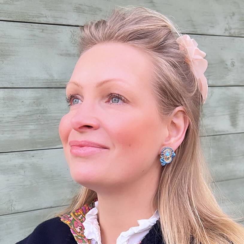 SchwesterSchwester Kleine Soutache-Ohrringe in Blautönen und Gold Sonderangebot