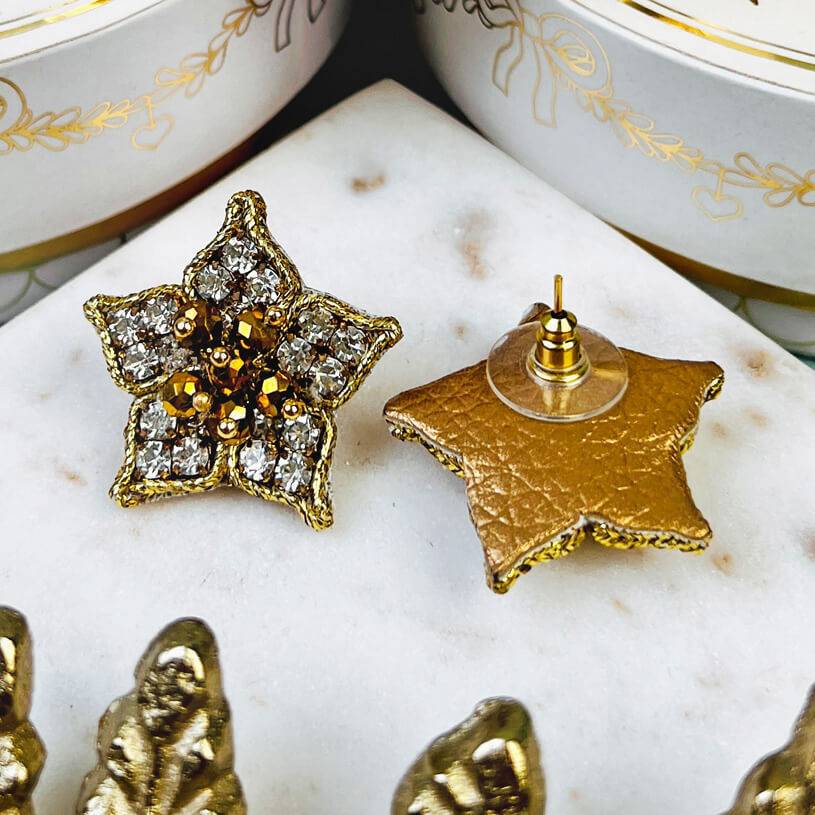 SchwesterSchwester Süße Blumen-Soutache-Ohrringe in Gold Versandkostenfrei
