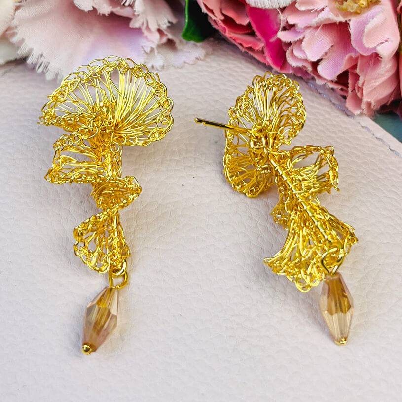 SchwesterSchwester Designer Ohrringe aus goldenen Drähten mit Tropfen Großer Ausverkauf