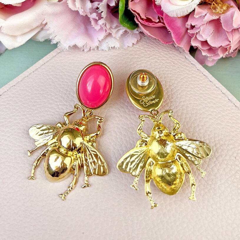 SchwesterSchwester Pinkfarbener Ohrstecker mit goldener Hummel von AmuseToi Muttertagsangebot