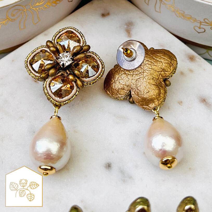 SchwesterSchwester Blüten-Soutache-Ohrstecker in Gold und Champagner mit Baumwolltropfen Vatertagsangebot