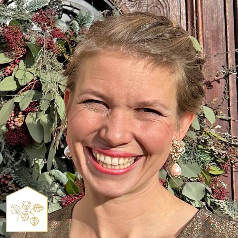 SchwesterSchwester Blüten-Soutache-Ohrstecker in Gold und Champagner mit Baumwolltropfen Vatertagsangebot