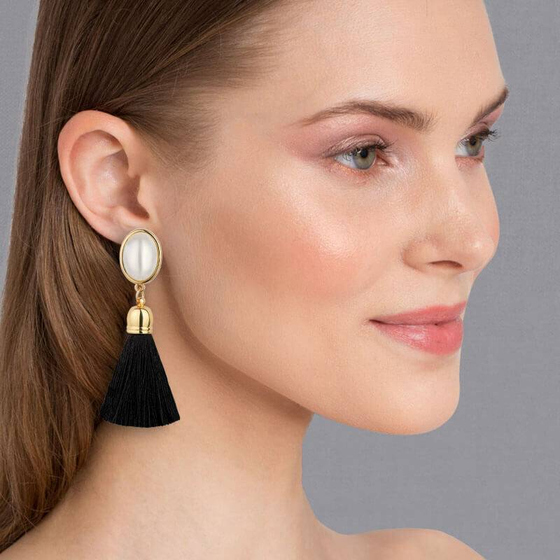SchwesterSchwester Quasten Ohrringe als Ohrstecker in Perlmuttfarben mit schwarzer Quaste von AmuseToi Top Angebot