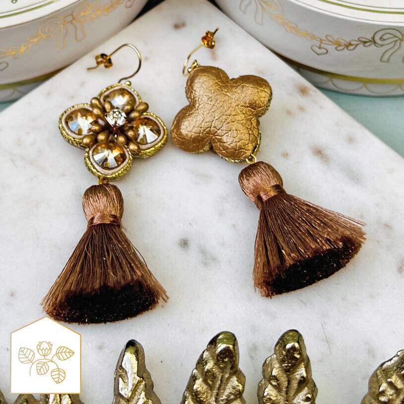 SchwesterSchwester Blüten-Soutache-Ohrhänger in Gold und Champagner mit brauner Quaste Sonderangebote