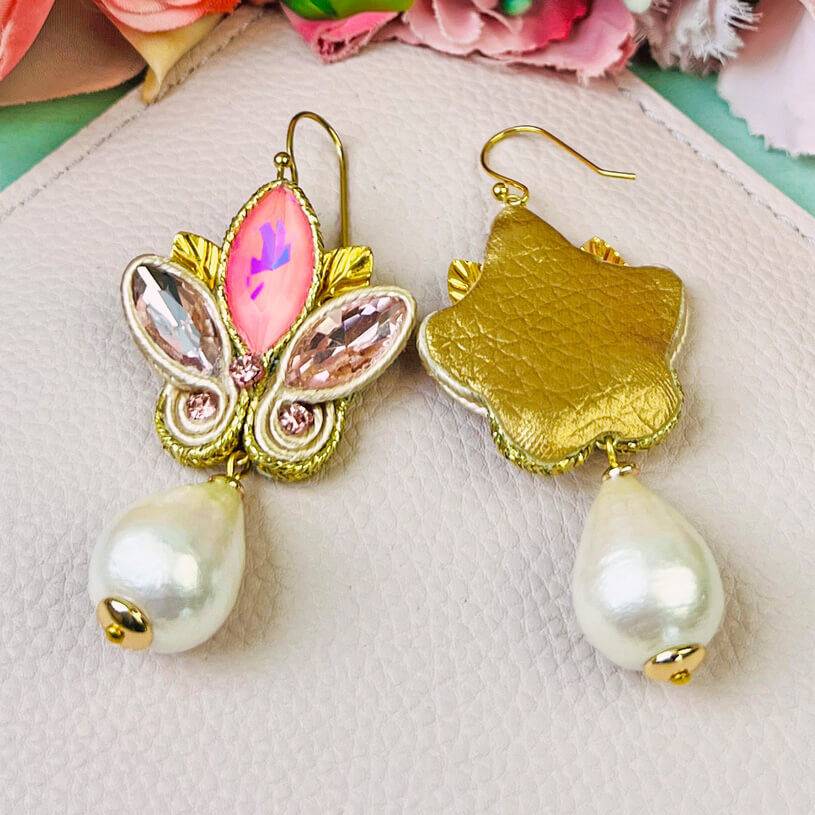 SchwesterSchwester Schöne Soutache-Ohrhänger in Rosa und zartem Gold mit Baumwolltropfen VIP-Rabatte