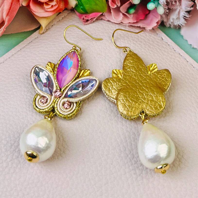 SchwesterSchwester Schöne Soutache-Ohrhänger in Flieder und Gold mit Baumwolltropfen Super Sparpreis