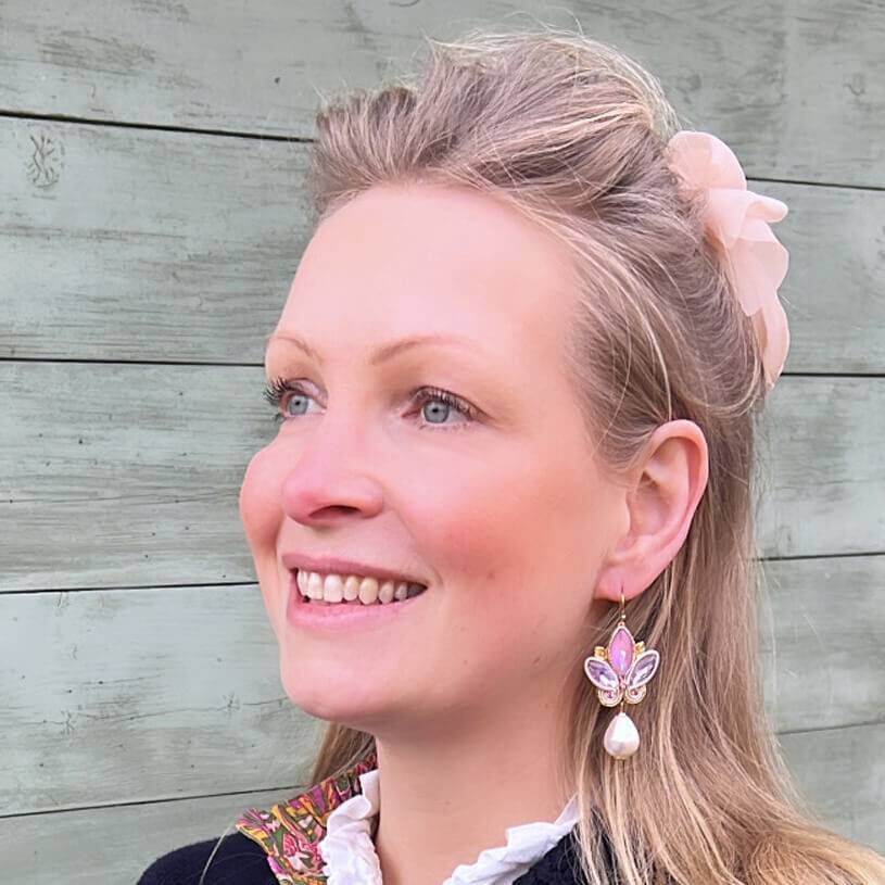 SchwesterSchwester Schöne Soutache-Ohrhänger in Flieder und Gold mit Baumwolltropfen Super Sparpreis