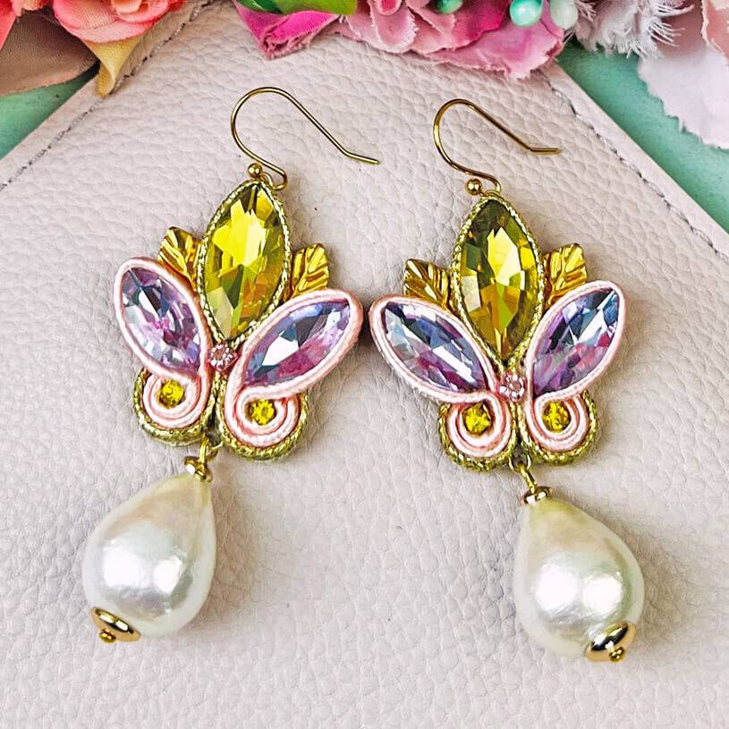SchwesterSchwester Schöne Soutache-Ohrhänger in Flieder und Gelb mit Baumwolltropfen Kostenlose Rückgabe