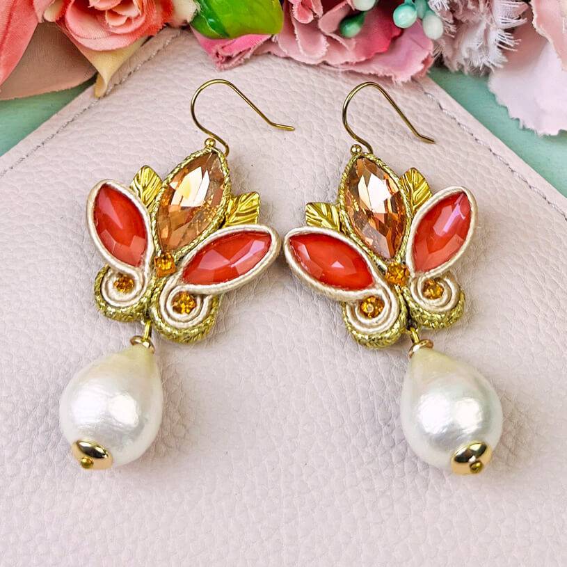 SchwesterSchwester Schöne Soutache-Ohrhänger in Gold und koralligem Pink mit Baumwolltropfen Letzte 3 Tage