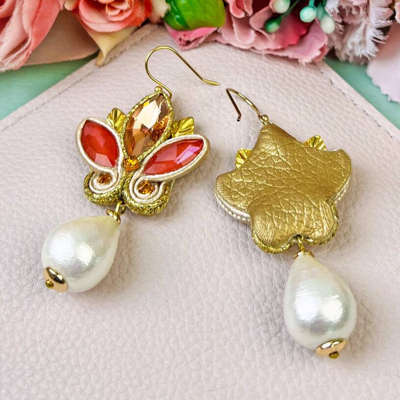 SchwesterSchwester Schöne Soutache-Ohrhänger in Gold und koralligem Pink mit Baumwolltropfen Letzte 3 Tage