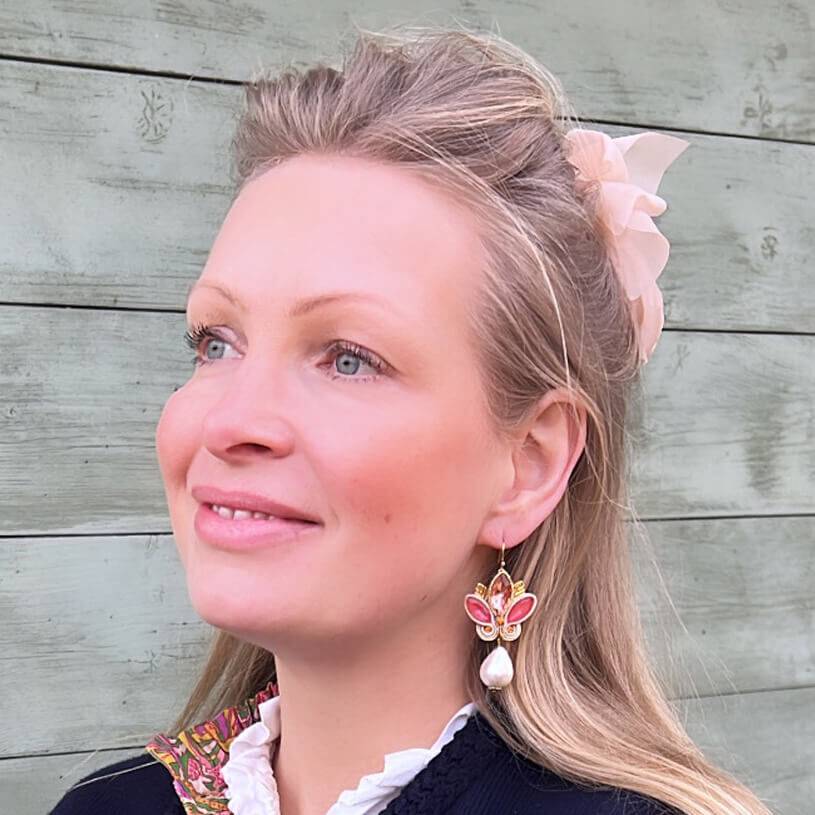 SchwesterSchwester Schöne Soutache-Ohrhänger in Gold und koralligem Pink mit Baumwolltropfen Letzte 3 Tage