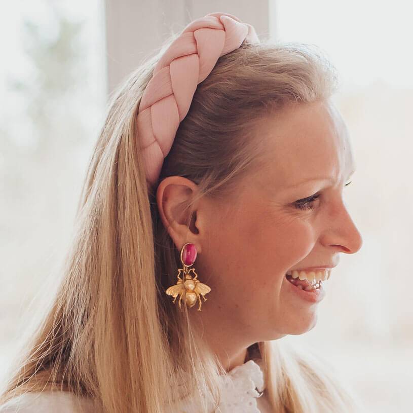 SchwesterSchwester Breiter geflochtener Satin-Haarreif in zartem Rosa Letzter Tag