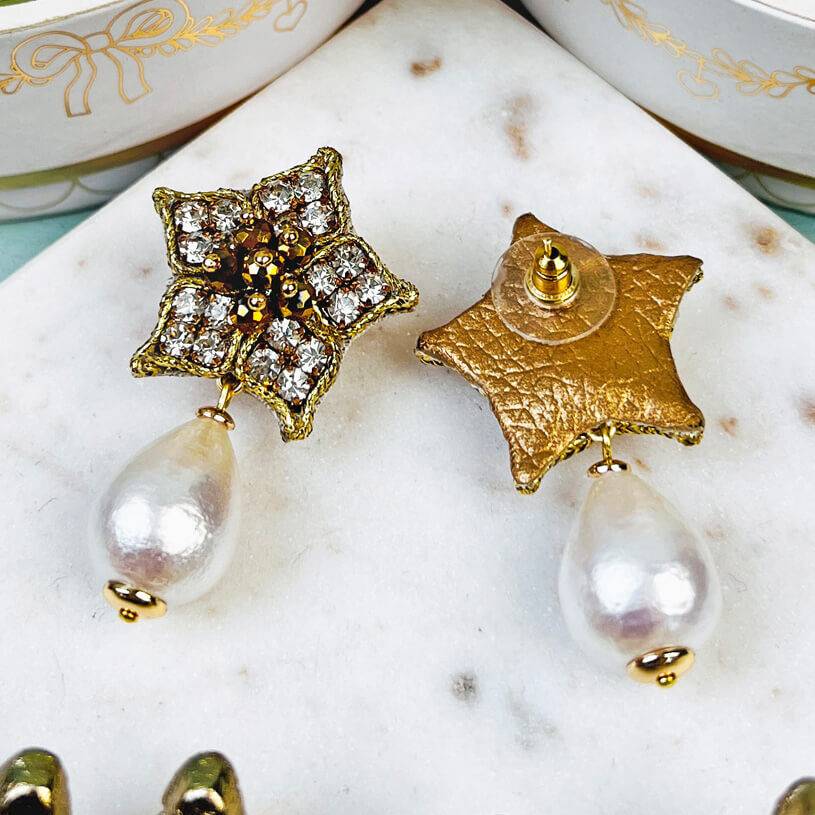 SchwesterSchwester Süße Blumen-Soutache-Ohrringe in Gold mit kleinen Baumwolltropfen Bis zu 55% Rabatt