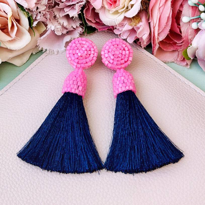 SchwesterSchwester Set aus rosa-dunkelblauen Perlen-Quastenohrringen und Samt-Haarreif in Dunkelblau Speichern exportieren