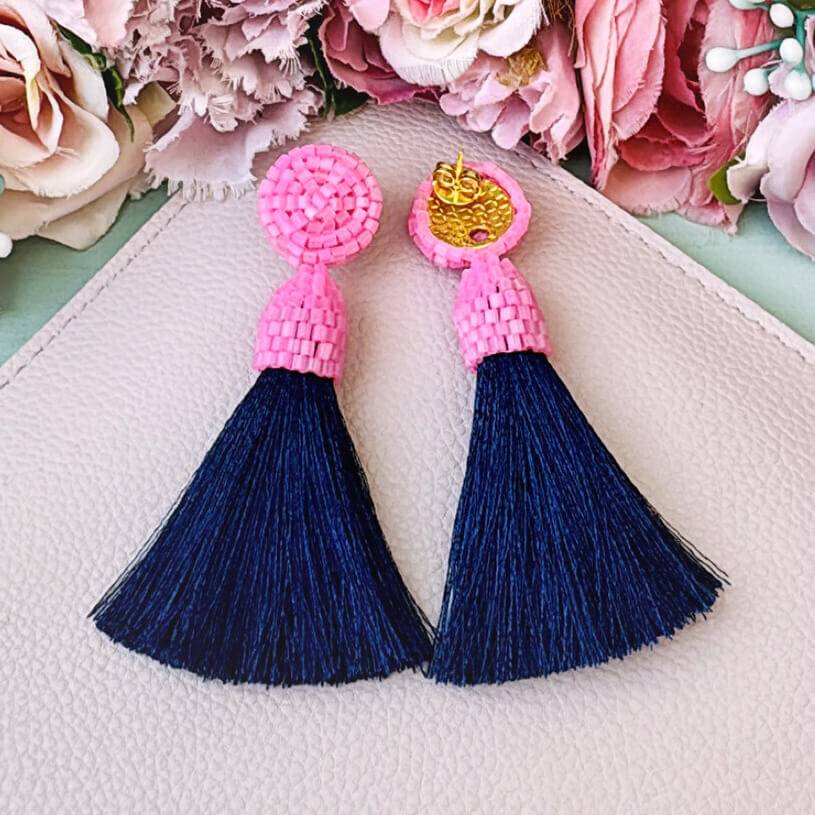 SchwesterSchwester Set aus rosa-dunkelblauen Perlen-Quastenohrringen und Samt-Haarreif in Dunkelblau Speichern exportieren