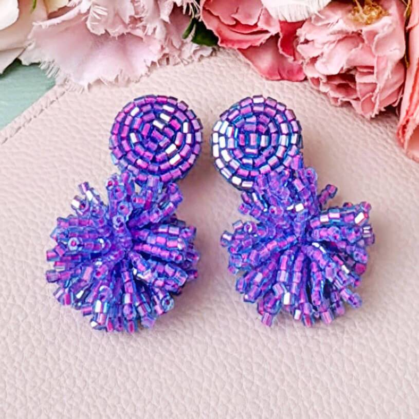 SchwesterSchwester Moderne Statementohrringe aus Perlen in Rosa mit Blauschimmer Black Friday Preise