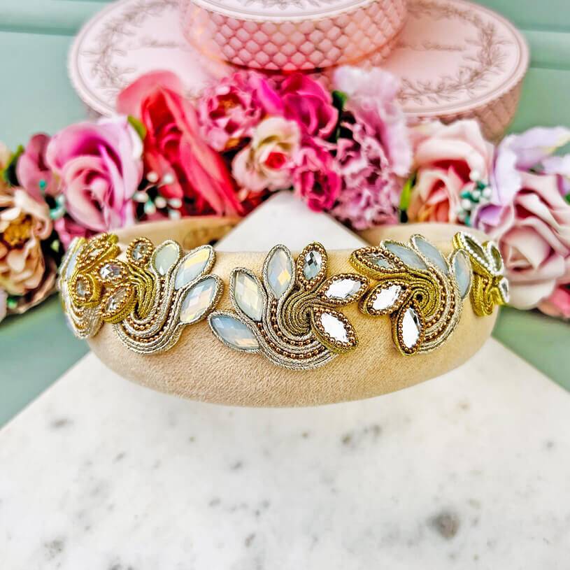 SchwesterSchwester Stoff-Haarreif in Creme mit Soutache-Applikationen in Champagner und Gold Meist gekauft