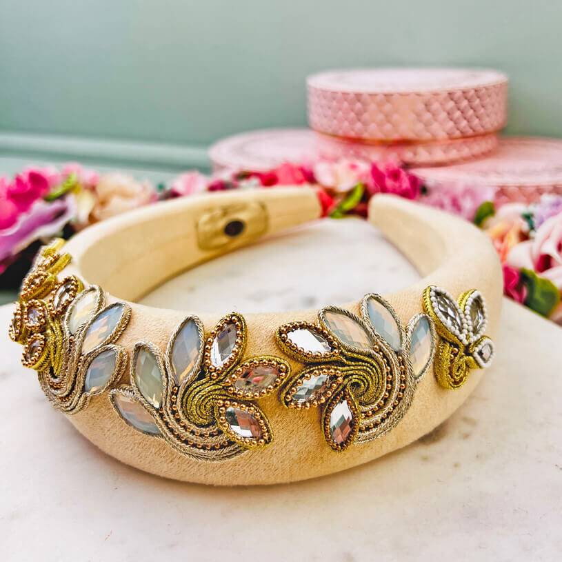 SchwesterSchwester Stoff-Haarreif in Creme mit Soutache-Applikationen in Champagner und Gold Meist gekauft