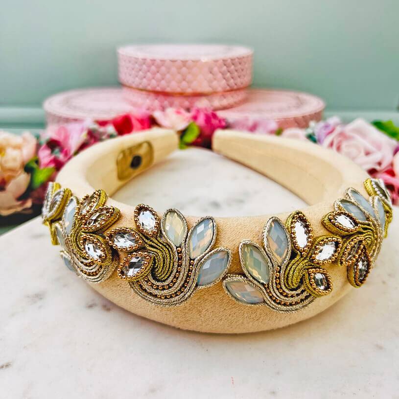 SchwesterSchwester Stoff-Haarreif in Creme mit Soutache-Applikationen in Champagner und Gold Meist gekauft