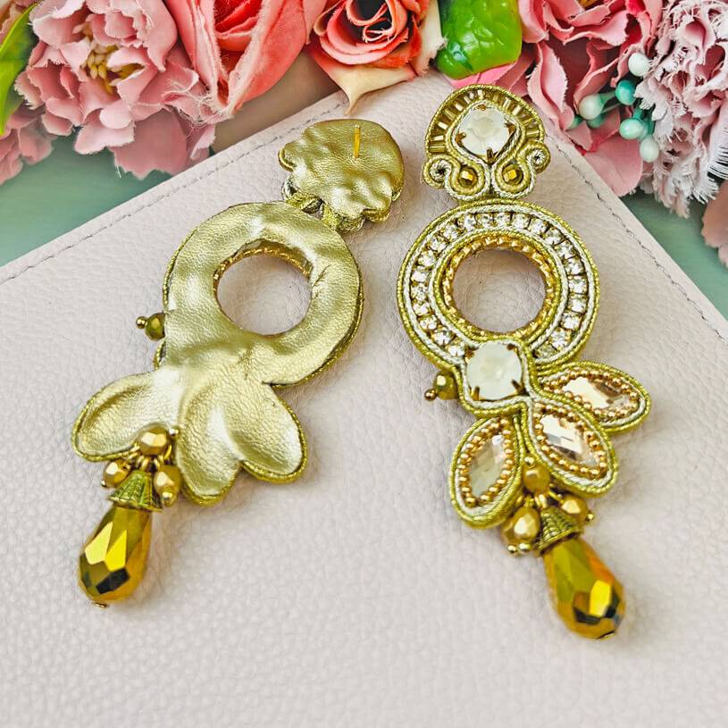 SchwesterSchwester Opulente Soutache-Ohrringe in Gold und Champagner Blitzverkäufe