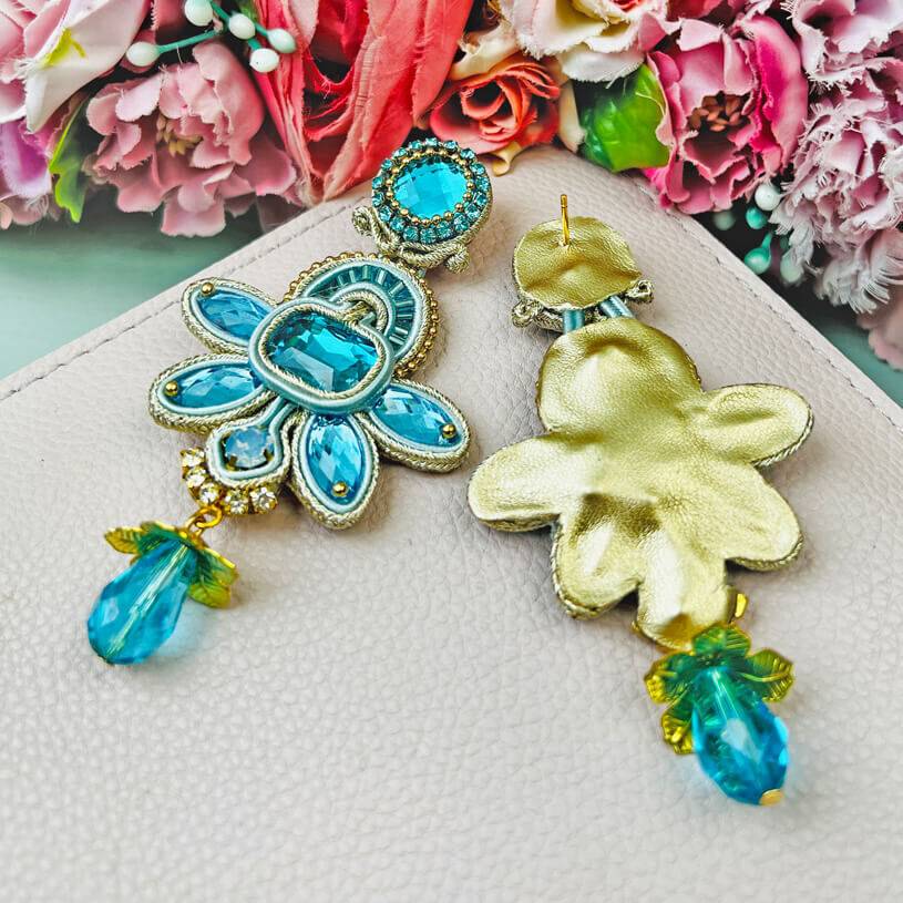 SchwesterSchwester Stilvolle Soutache-Ohrringe in zarten Hellblautönen mit Gold Kostenloser Versand