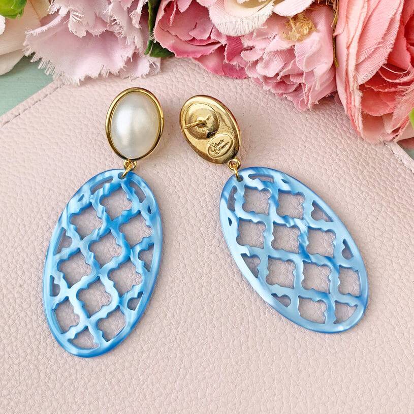 SchwesterSchwester Perlmuttfarbene Ohrstecker mit hellblauem Oval im Marrakesch Stil Fabrikpreis