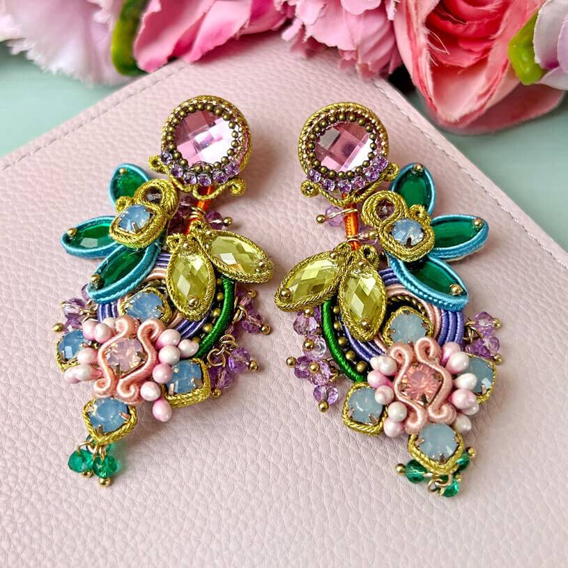 SchwesterSchwester Set aus Soutache-Ohrringen in pastelligen Farben und Satin-Haarreif in Hellblau Sonderangebot