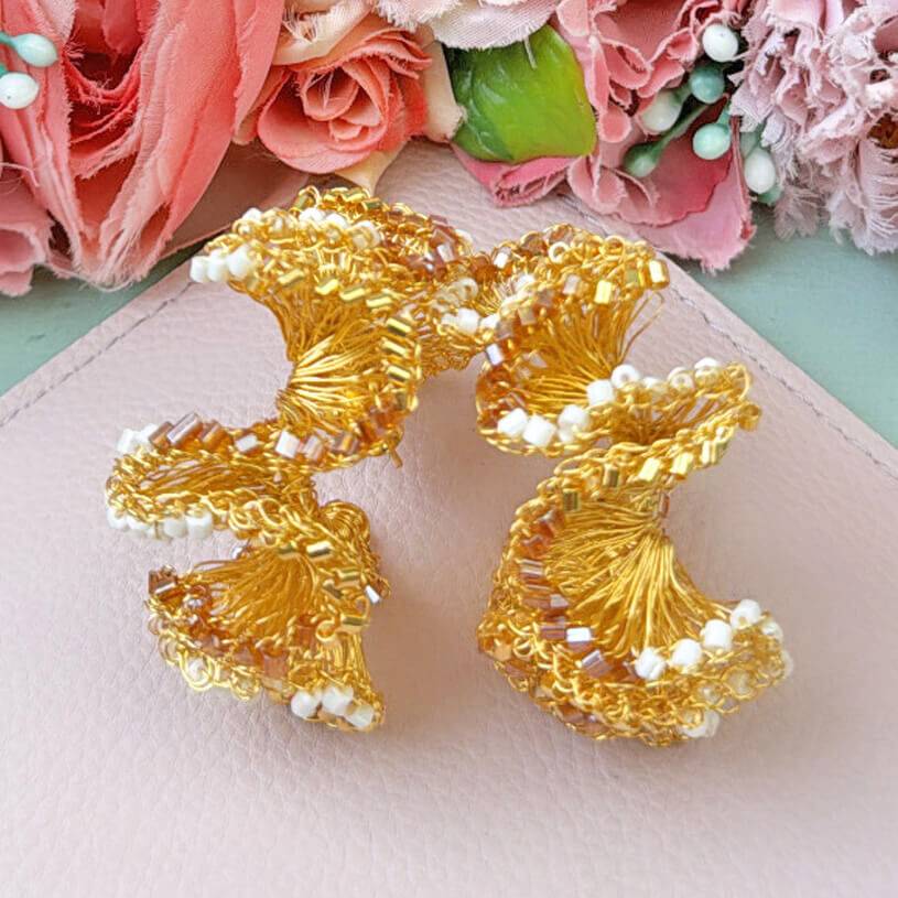SchwesterSchwester Extravagante Statement-Ohrringe aus goldfarbenen Drähten und Perlen Günstig kaufen